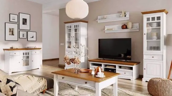 Biała ława z półką w rustykalnym salonie z drewnianą podłogą
