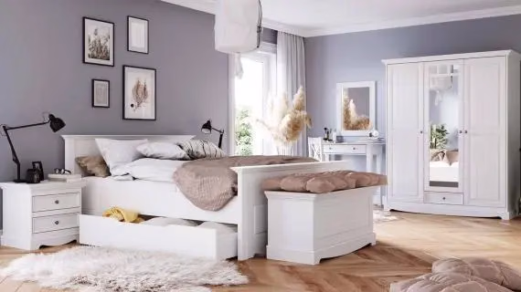Białe meble w stylu prowansalskim w jasnym salonie