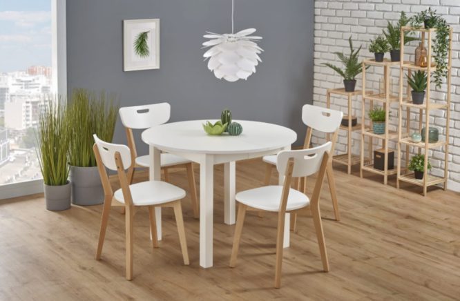 Okrągły drewniany stół krzesła biało- drewniane aranżacja