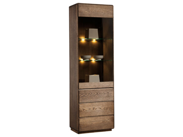 Wysoka witryna dąb palony ze szklanymi półkami i oświetleniem LED