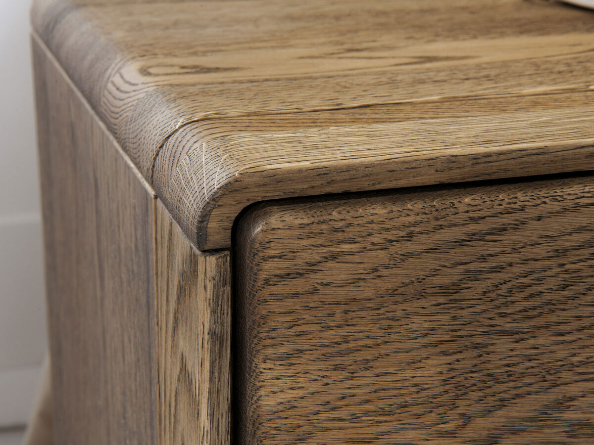 Drewniana szafka dąb z zaokrąglonymi krawędziami i naturalnym usłojeniem