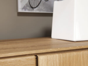 Miniaturka 6 - Drewniana komoda dąb naturalny z minimalistycznymi frontami