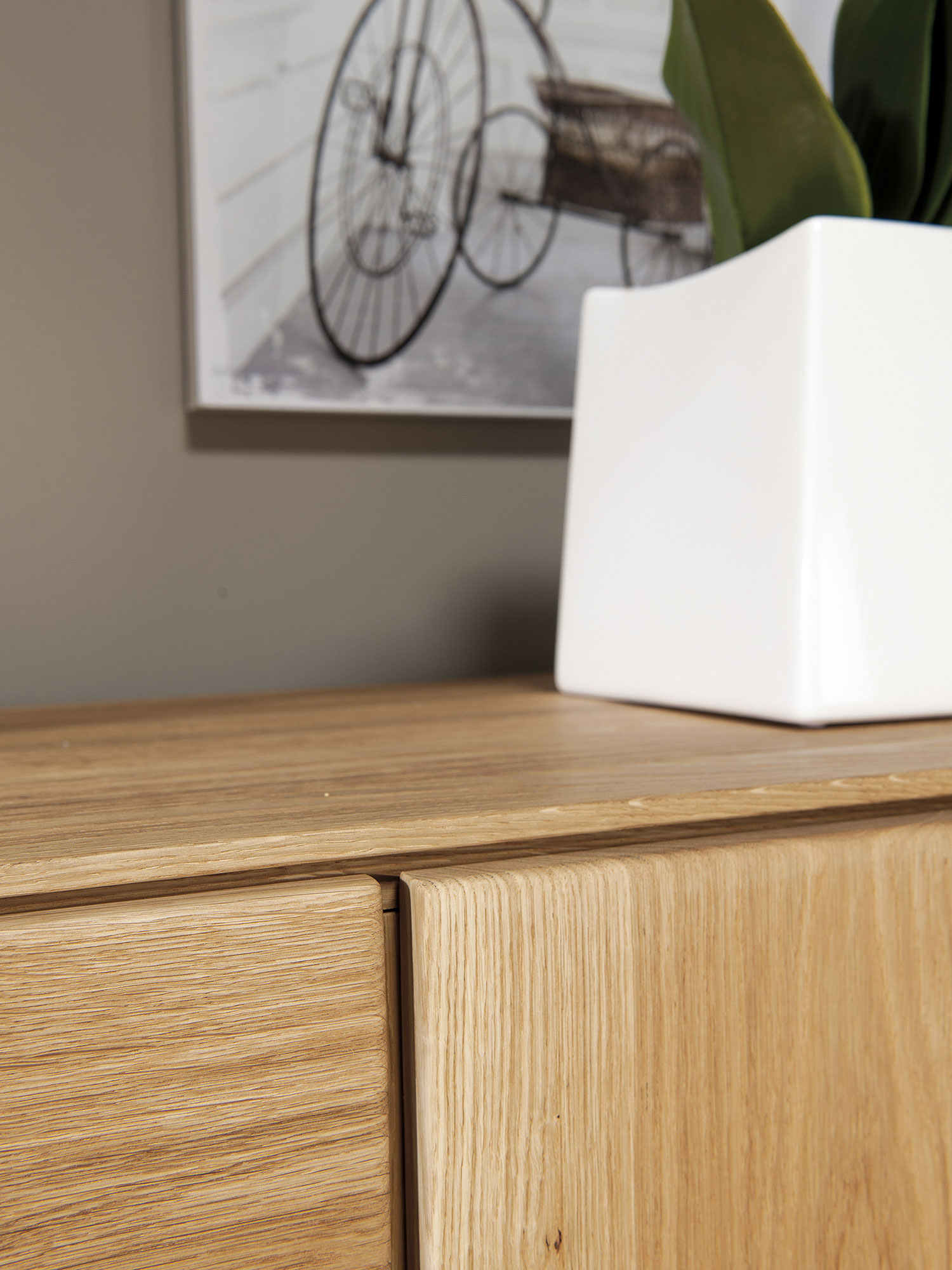 Drewniana komoda dąb naturalny z minimalistycznymi frontami