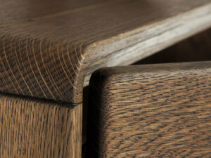 Miniaturka 5 - Detal drewnianej komody dębowej z widocznym słojem naturalnego drewna