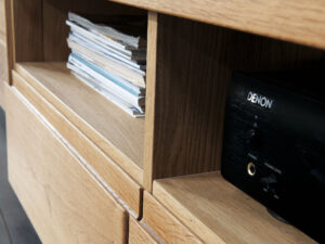 Miniaturka 8 - Drewniana szafka RTV dąb naturalny z otwartymi półkami i szufladami