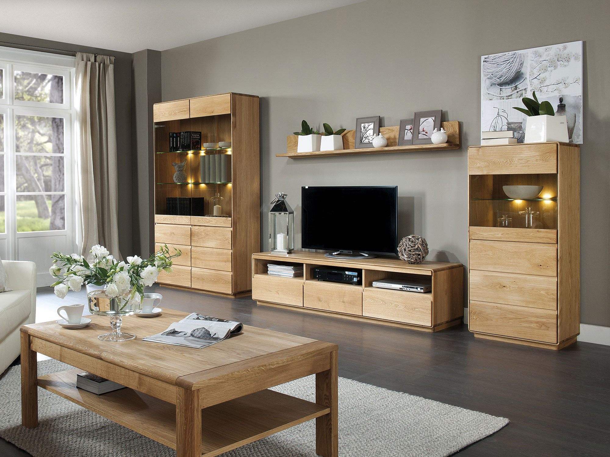 Nowoczesna meblościanka dębowa z witrynami i oświetleniem LED