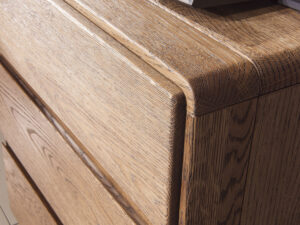 Miniaturka 11 - Komoda dębowa z szufladami w ciepłym odcieniu drewna