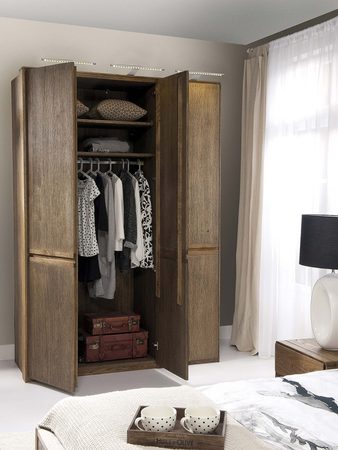 Szafa drewniana dębowa otwarta z drążkiem w aranżacji sypialni