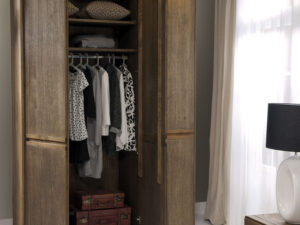 Miniaturka 3 - Dębowa szafa trzydrzwiowa z drążkiem i oświetleniem LED