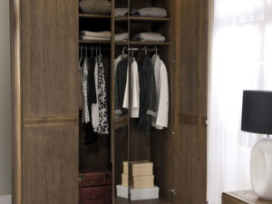 Miniaturka 2 - Dębowa szafa garderobiana trzydrzwiowa z oświetleniem LED i drążkami