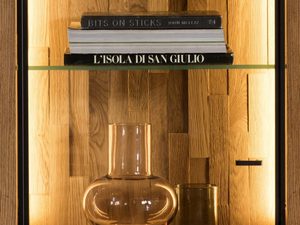 Miniaturka 9 - Drewniana witryna przeszklona oświetlenie LED zbliżenie MASERI