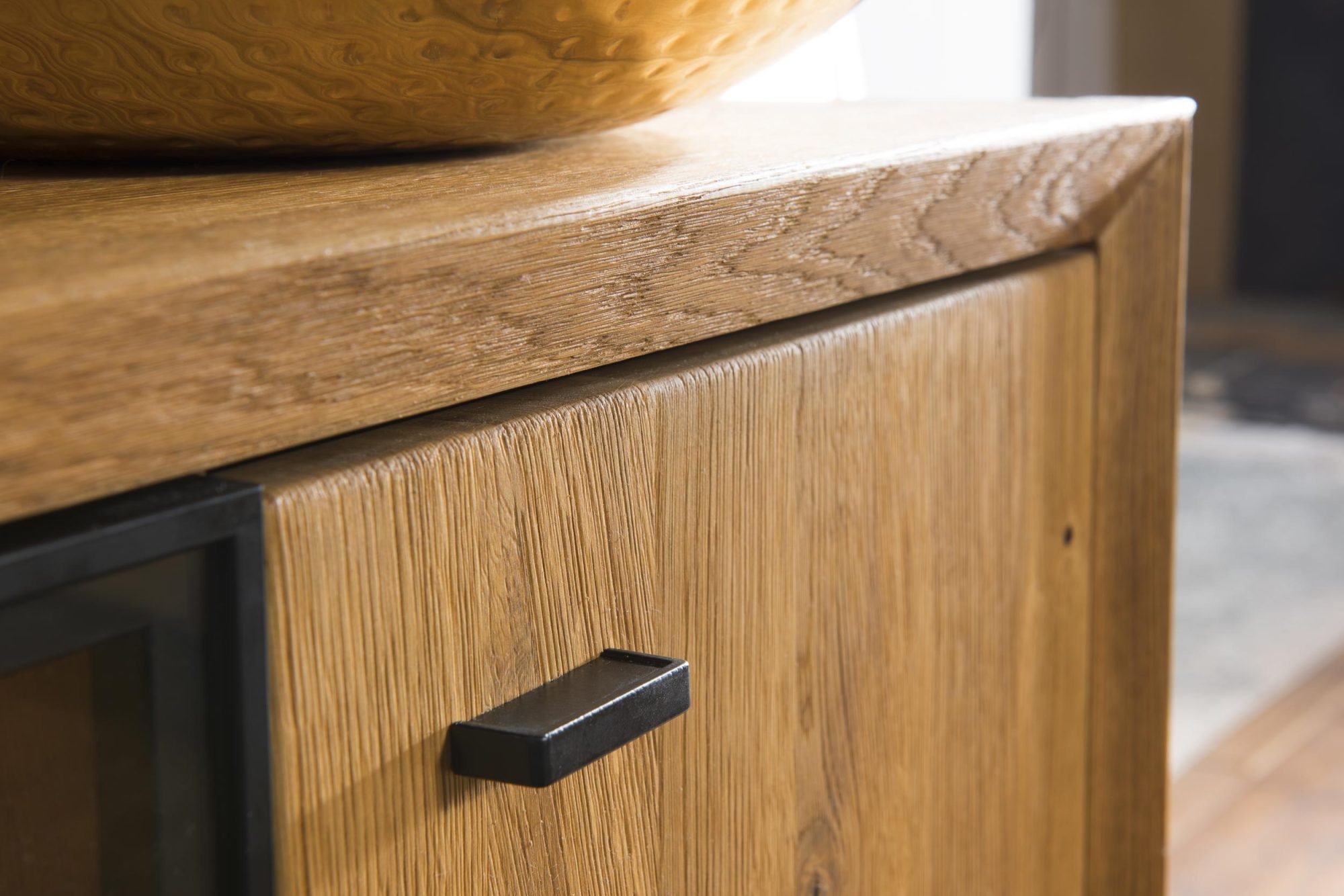 Detal mebla dębowego front szuflady z metalowym uchwytem