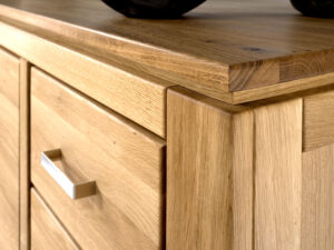 Miniaturka 2 - Dębowa szafka z szufladami i chromowanym uchwytem z litego drewna