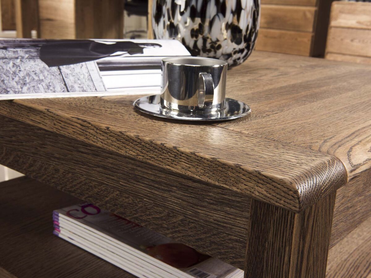 Stolik z drewna dąb palony zbliżenie Stolik z drewna dąb palony zbliżenie