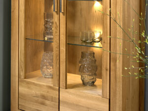 Miniaturka 4 - Dębowa witryna dwudrzwiowa z przeszklonymi drzwiami i oświetleniem LED