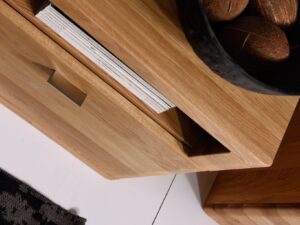 Miniaturka 3 - Zbliżenie na detal drewna w witrynie