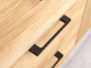 Miniaturka 2 - Stylowa komoda z naturalnego drewna z czarnymi uchwytami do nowoczesnych wnętrz