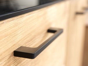 Miniaturka 2 - Witryna drewniana zbliżenie uchwyt TAHARO