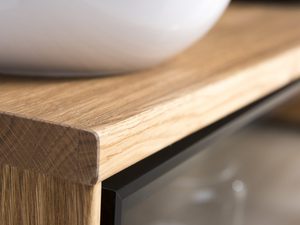 Miniaturka 4 - Praktyczna drewniana witryna z czarnymi dodatkami