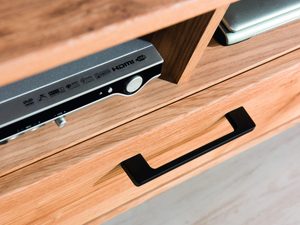 Miniaturka 7 - Praktyczna komoda z metalowymi uchwytami i drewnianym blatem