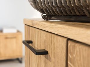 Miniaturka 8 - Drewniana komoda z solidnymi czarnymi uchwytami do industrialnych wnętrz