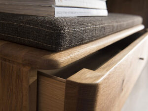 Miniaturka 2 - Detal szuflady z drewnianym uchwytem w komodzie dąb naturalny