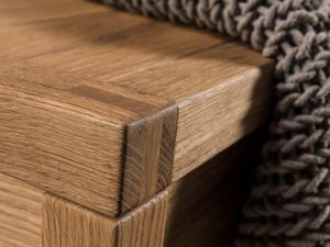 Miniaturka 5 - Zbliżenie narożnika skrzyni z widoczną strukturą drewna