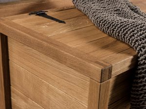 Miniaturka 4 - Zamknięta drewniana skrzynia z miękkim pledem na wierzchu
