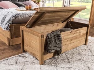 Miniaturka 8 - Otwarte wieko skrzyni z drewnianym wnętrzem i kocem