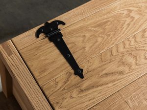 Miniaturka 7 - Zbliżenie na czarny zawias na drewnianej pokrywie skrzyni