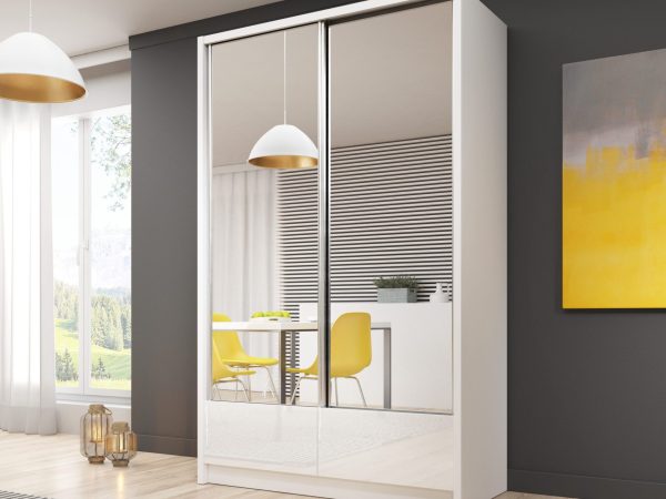 Wysoka szafa z lustrzanymi drzwiami do eleganckich wnętrz