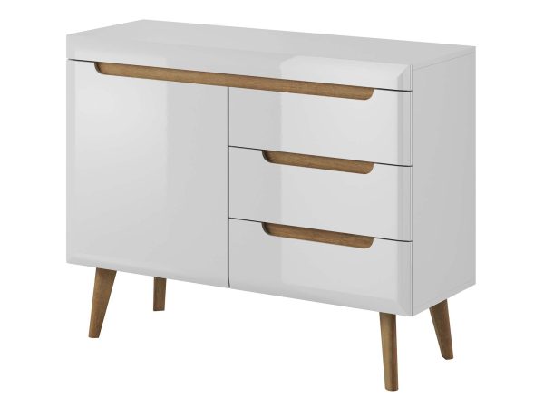 Biała komoda z drewnianymi nóżkami