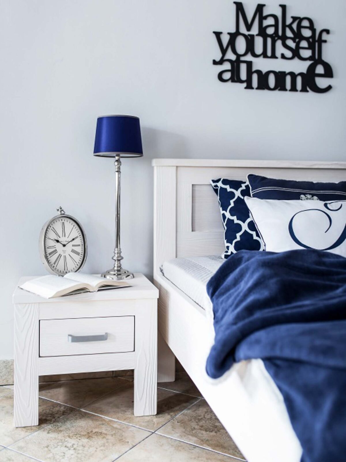 Szafka Nocna na Nóżkach Drewniana PROVANCIA aranżacja