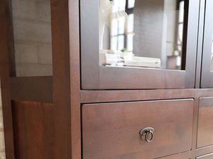 Miniaturka 2 - Komoda Słupek z Drewna Brzozowego detal LOGAN