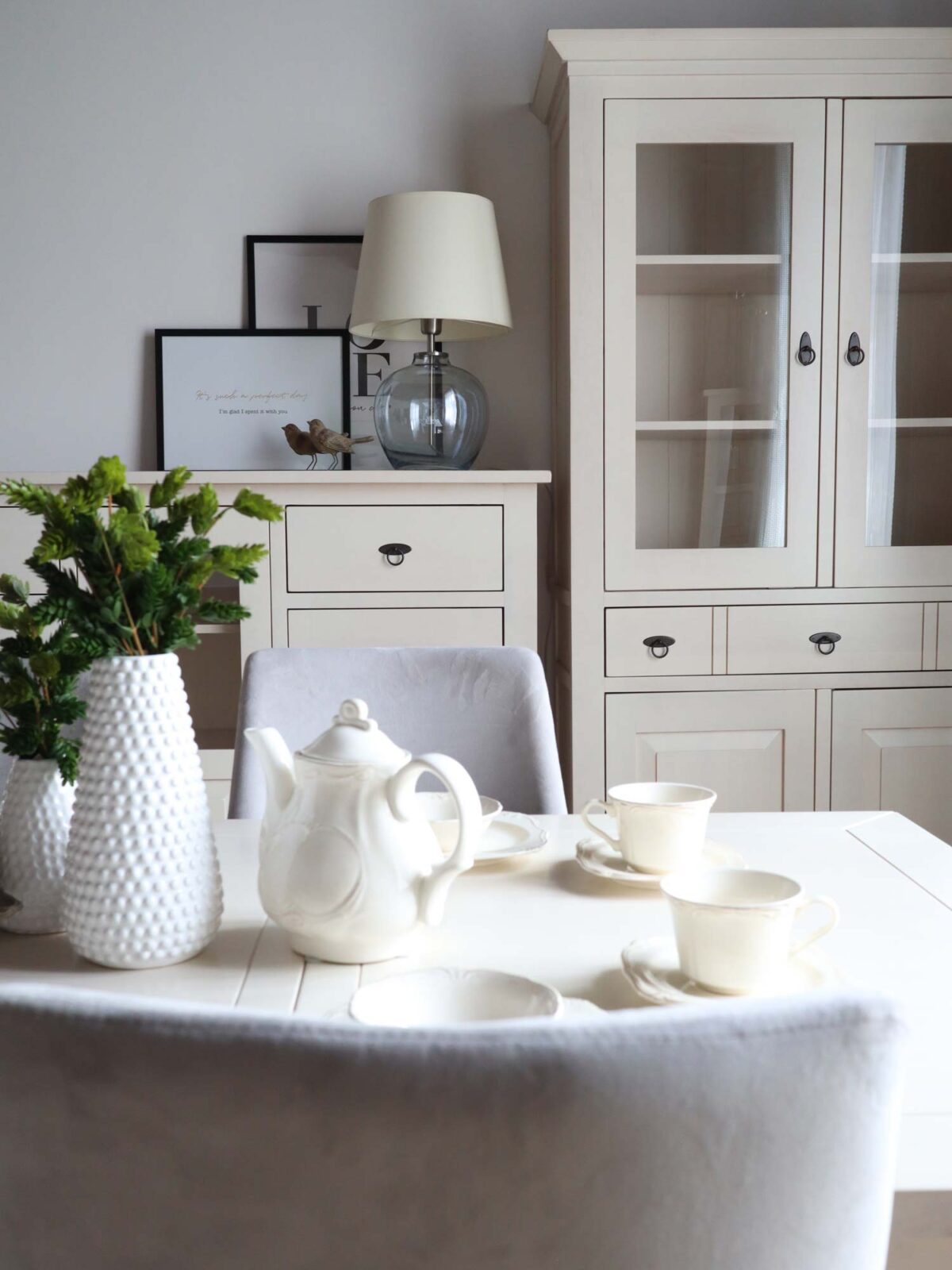 Wysoka witryna drewniana biała aranżacja FELIX