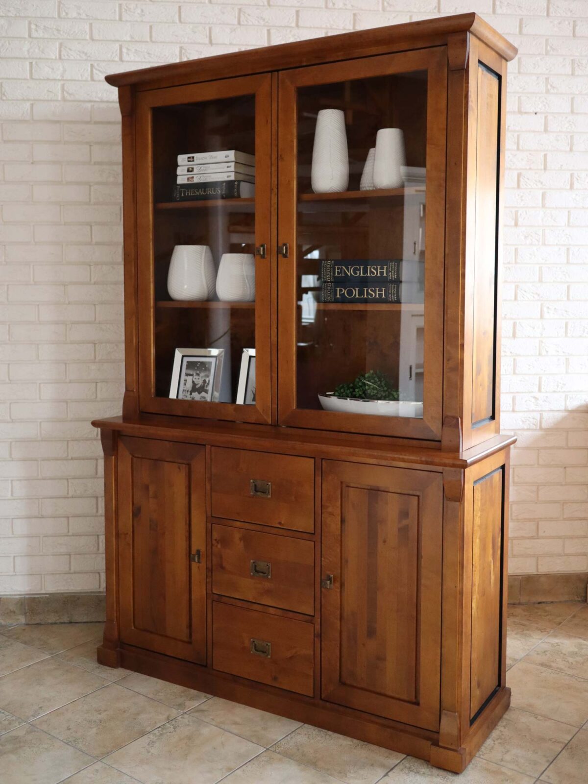 Kredens z Drewna Brzozowego do Salonu OTIS aranżacja