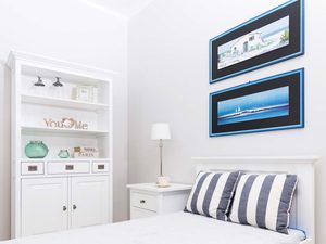 Miniaturka 14 - Wysoka drewniana biała witryna sypialnia MENDOZ