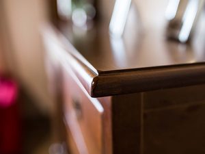 Miniaturka 6 - Mała Drewniana Komoda MENDOZ DETAL