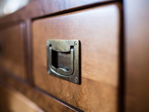 Miniaturka 7 - Mała Drewniana Komoda MENDOZ DETAL 2