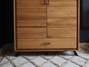Miniaturka 1 - Wysoka Dębowa Komoda na Nóżkach aranżacja ALAMOS LOFT
