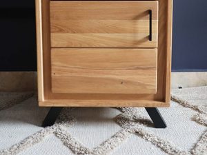 Miniaturka 1 - Drewniana szafka nocna na nóżkach aranżacja ALAMOS LOFT