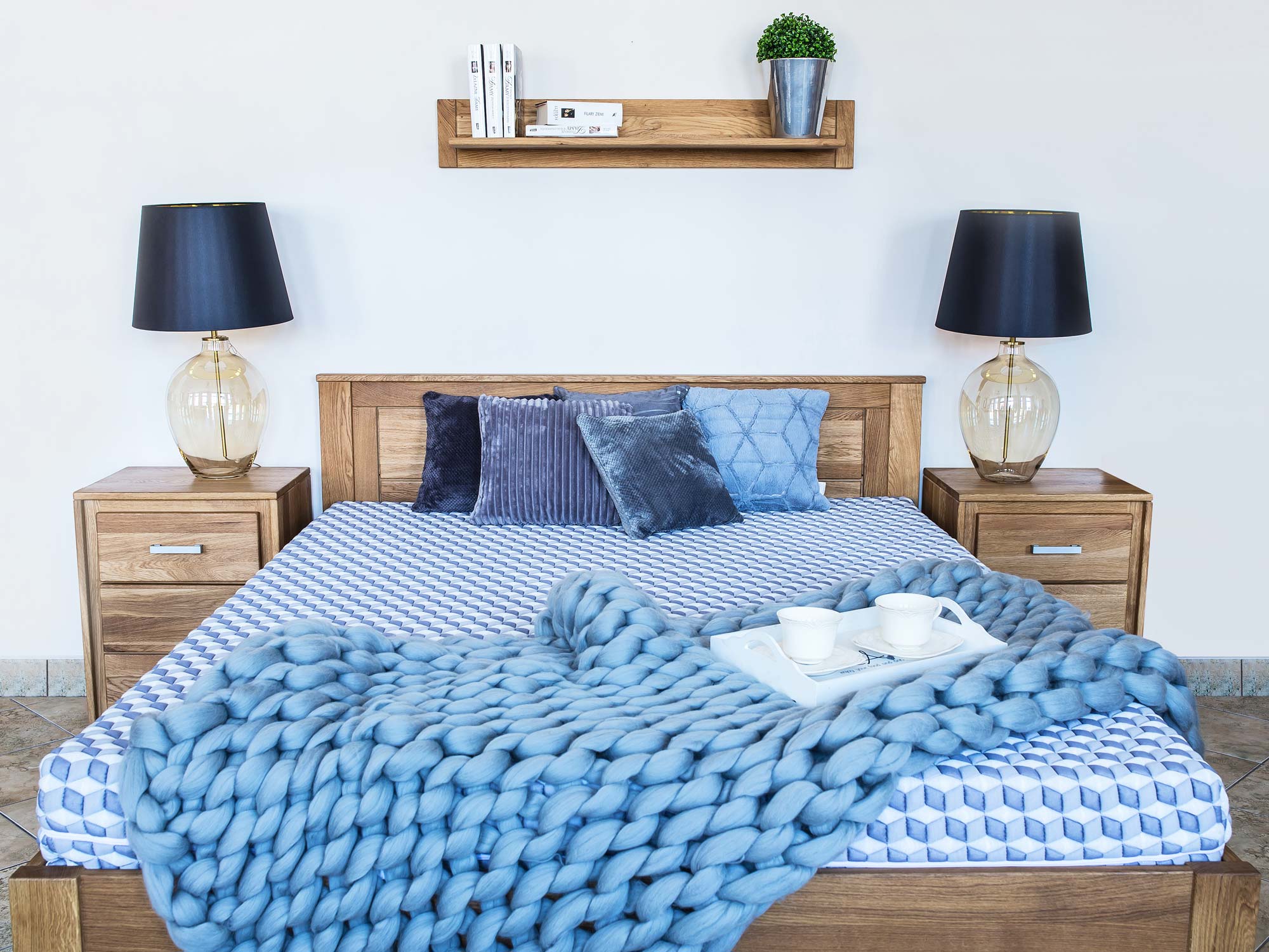 Drewniane łóżko i szafki nocne komplet aranżacja