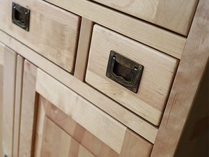 Miniaturka 8 - Witryna wysoka drewniana uchwyt MENDOZ zbliżenie