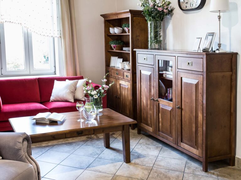 Salon z czerwoną sofą