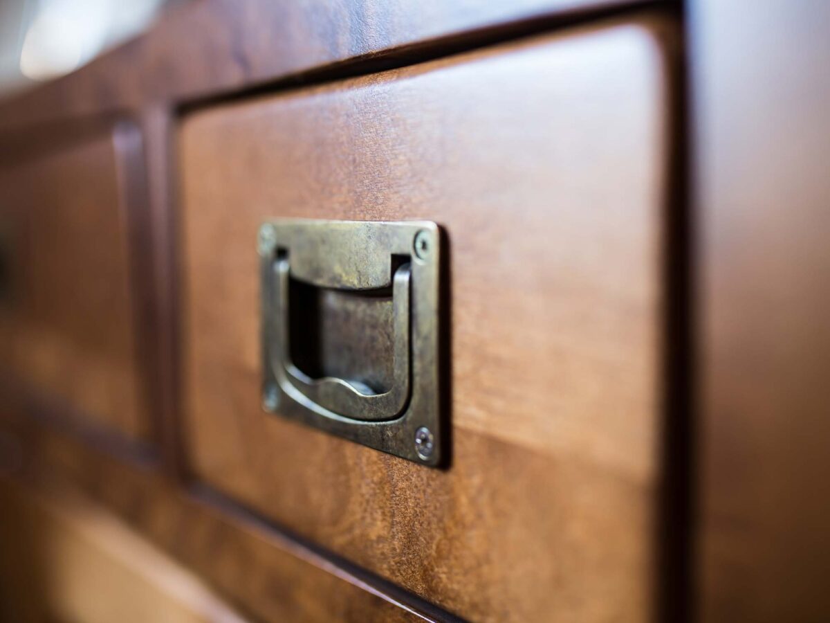 Mała Drewniana Szafka RTV z Przeszkleniem MENDOZ detal