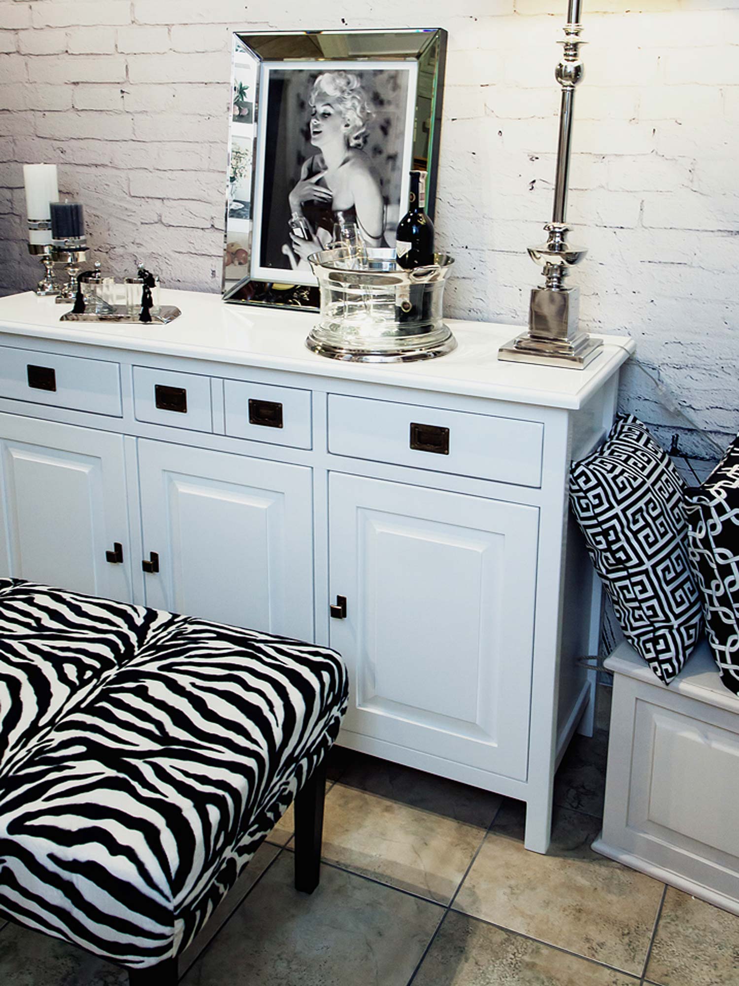 Komoda drewniana biała aranżacja