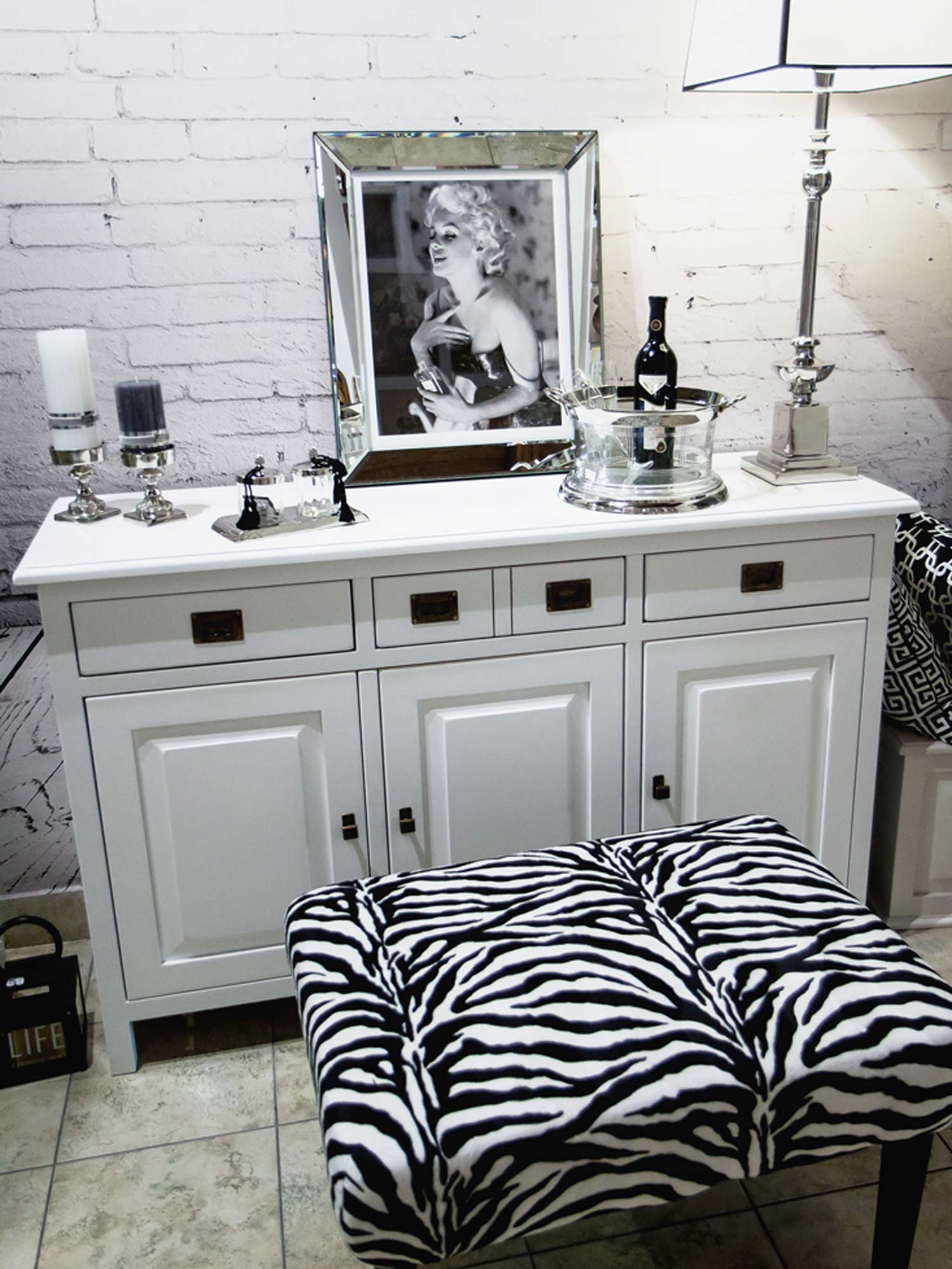 Komoda drewniana biała aranżacja MENDOZ