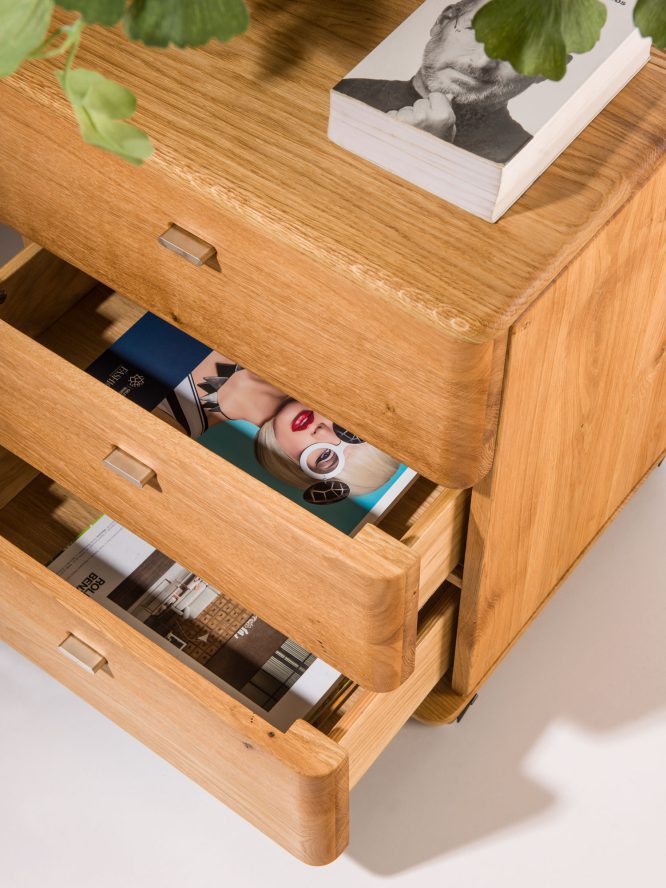 Kontenerek drewniany biurowy na kółkach szuflady detale MASERI