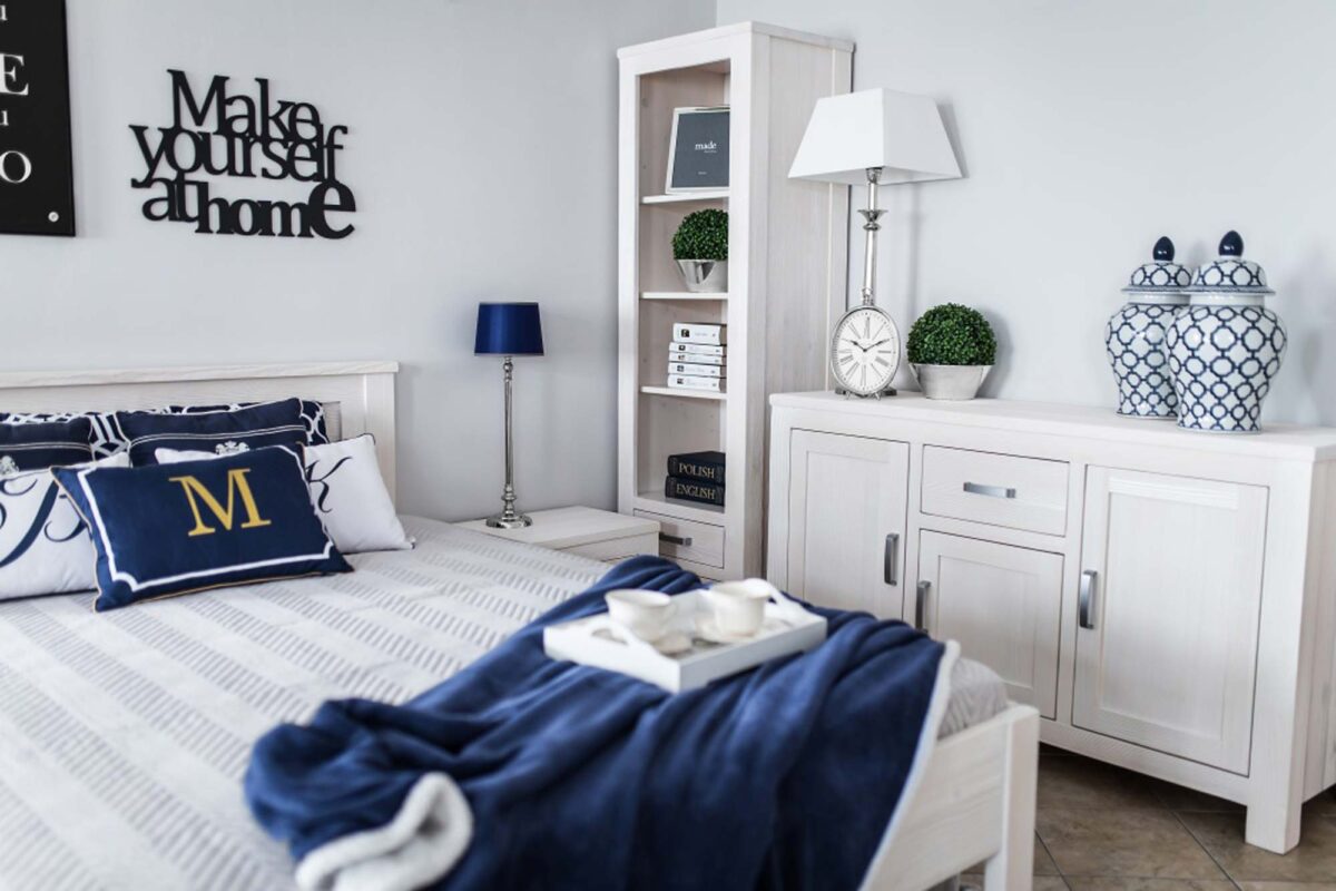 Komoda drewniana biała sypialnia