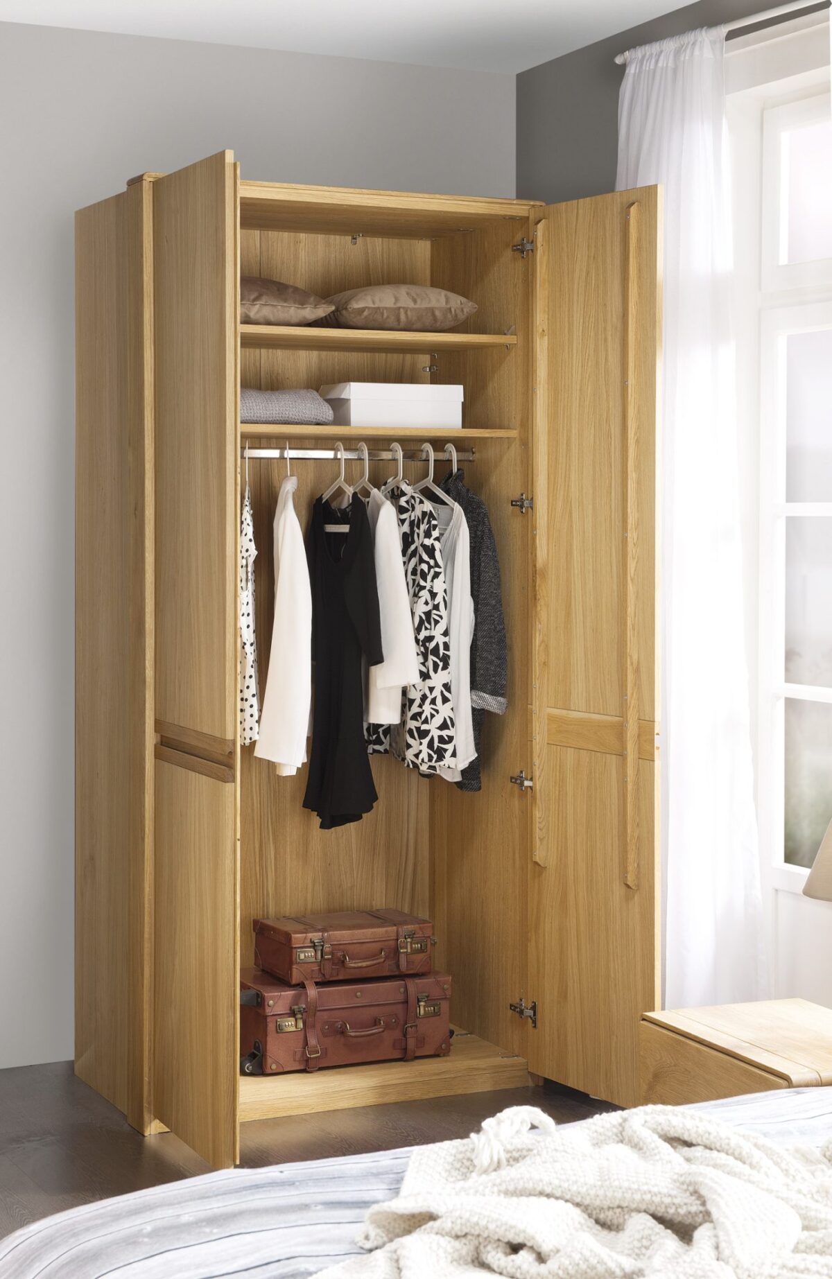 Szafa drewniana jasna dwu drzwiowa wnętrze Szafa drewniana jasna dwu drzwiowa wnętrze